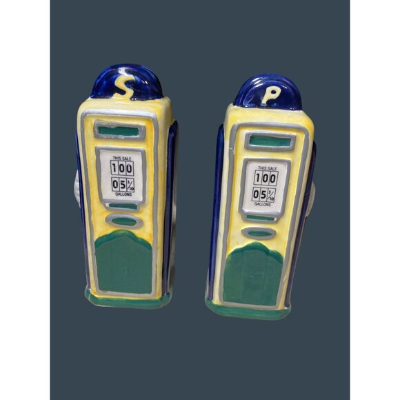 Roadside Gas Pump Salt & Pepper Shaker Set - Picture 1 of 10